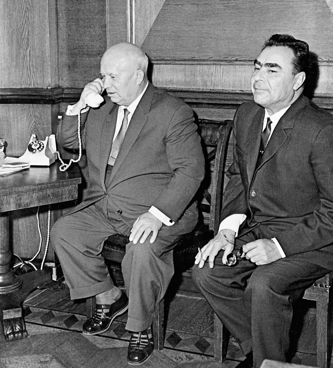 Н.С.Хрущев и Л. И. Брежнев. Фото из свободного доступа.