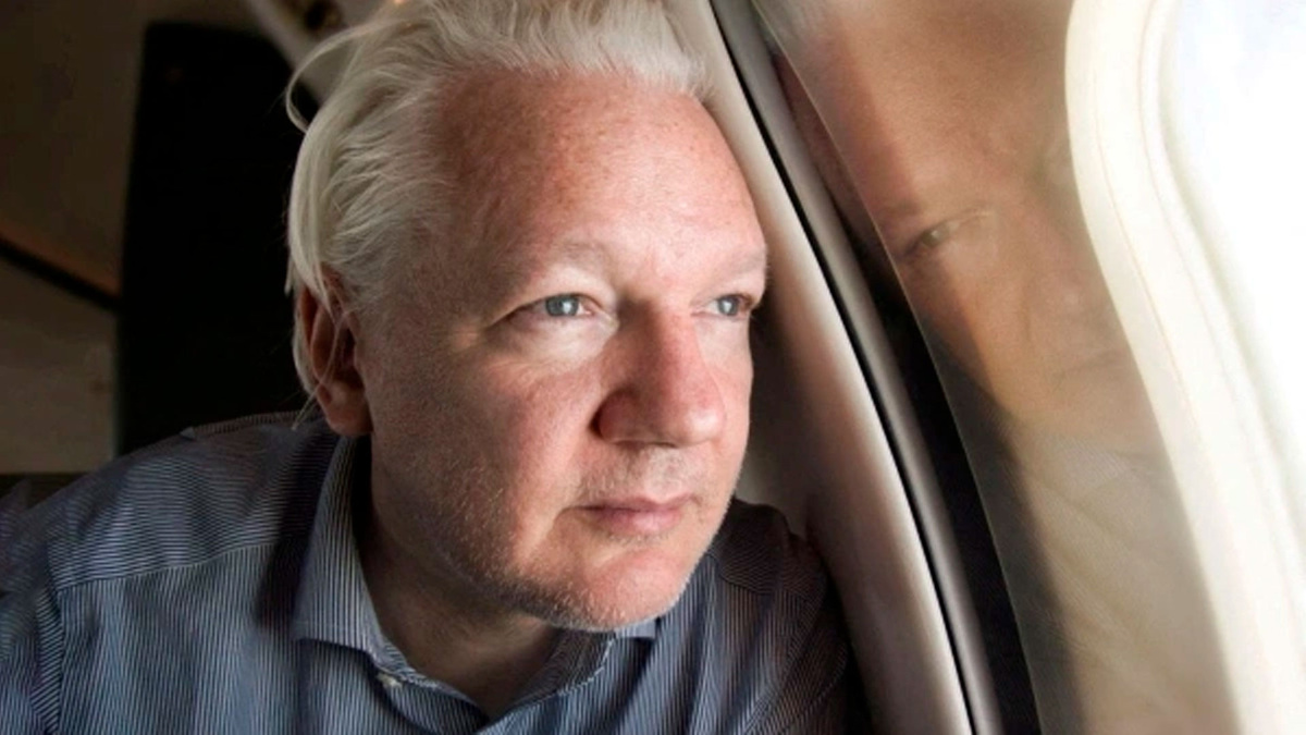 Основатель WikiLeaks Джулиан Ассанж смотрит в окно самолета, который готовится к посадке в аэропорту Бангкока на дозаправку. 25 июня 2024 года. Фото: Stella Assange / X