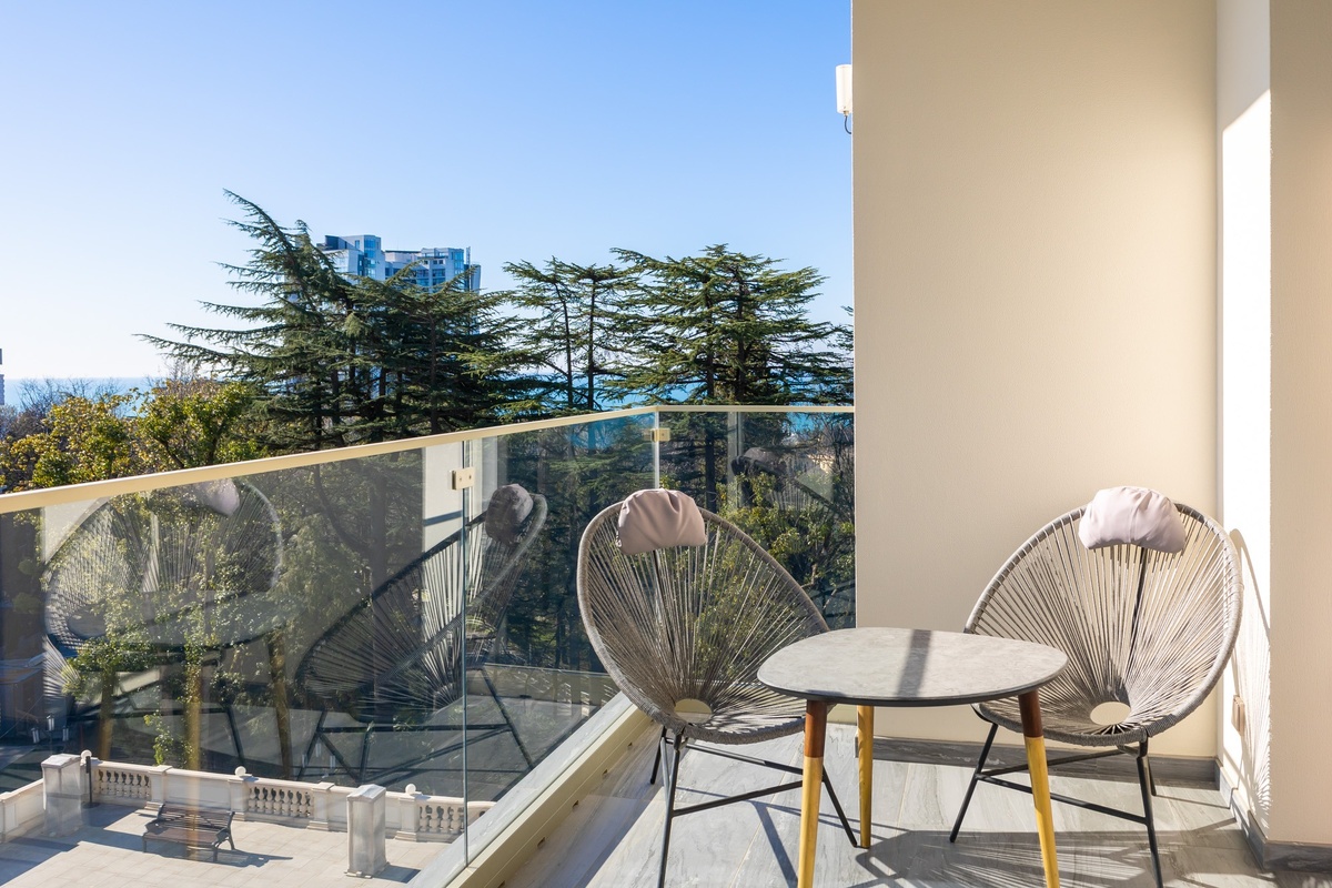 Вид с балкона в одном из частных домов Сочи (из базы компании "Винсент Недвижимость")