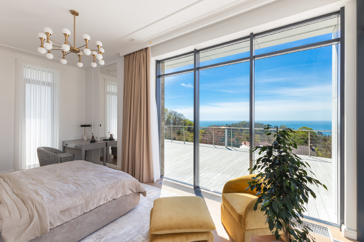 Вид с террасы в одном из частных домов Сочи (из базы компании "Винсент Недвижимость") 