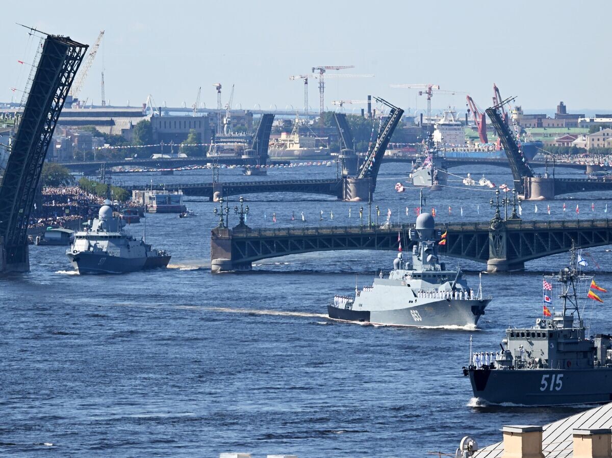    Главный военно-морской парад в честь Дня ВМФ РФ в Санкт-Петербурге© РИА Новости / Илья Питалев