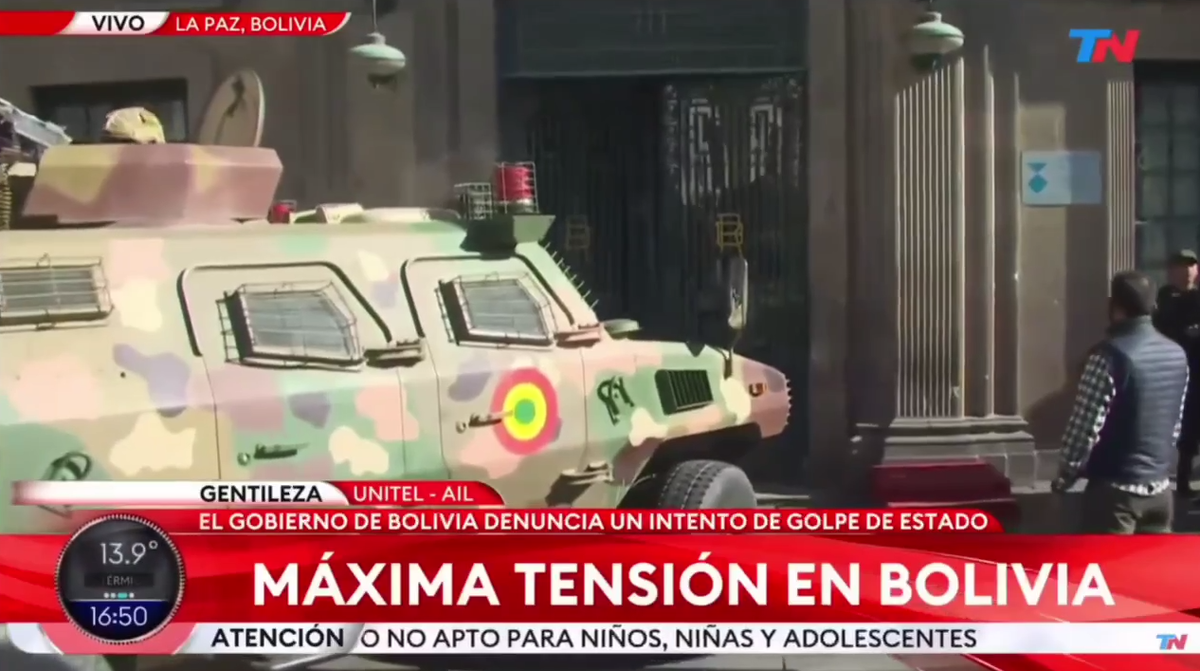 А вот и танк вежливо стучит в двери правительственного дворца...