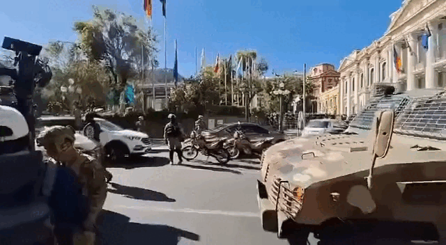 Военные в ожидании приказа. 