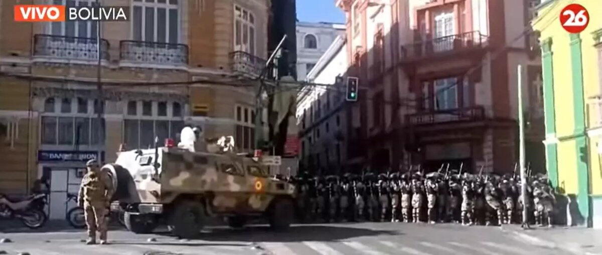 Боливийские военные въехали во двор правительственного здания. Фото: Стоп-кадр видео
