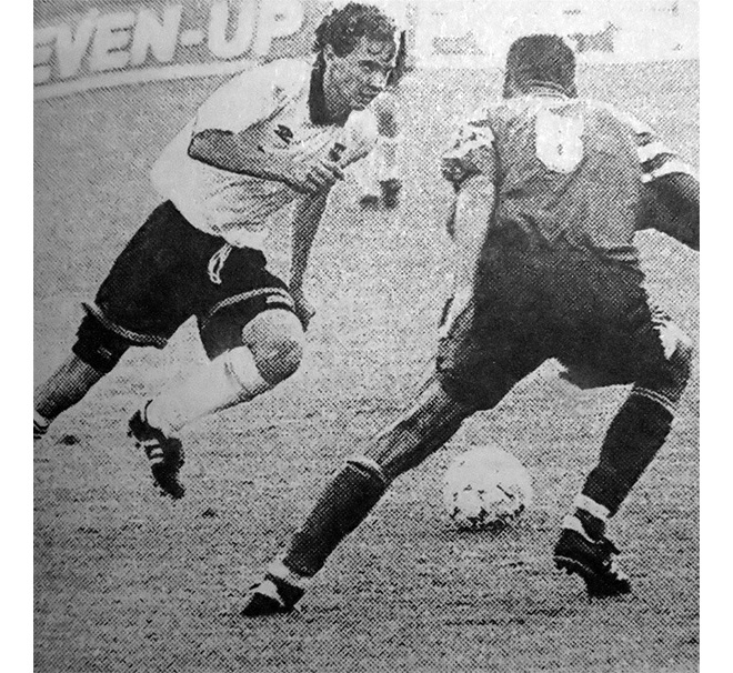 «Балтика» (Калининград) – «Торпедо-Лужники» - 2:2. Торпедовец Андрей Николаев и калининградец Виктор Яблонский.