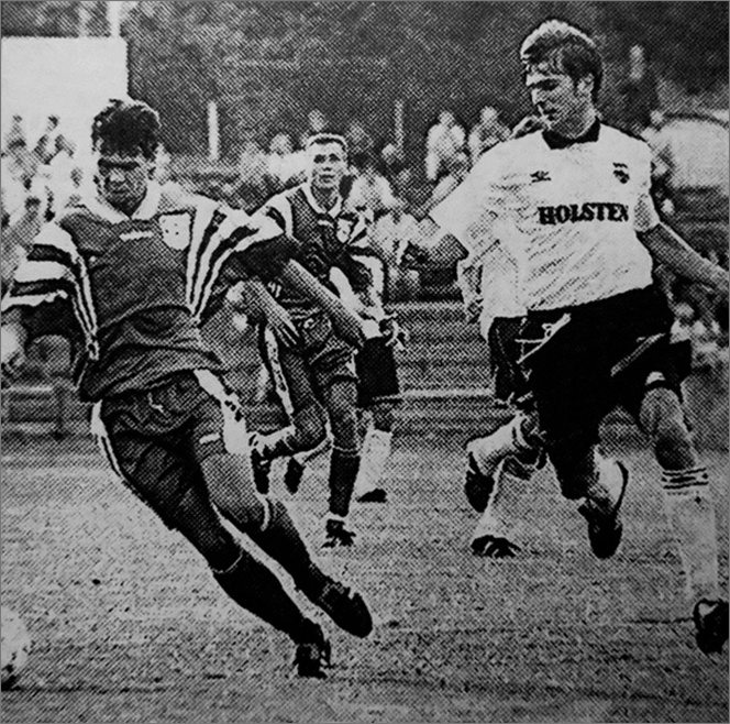 «Балтика» (Калининград) – «Торпедо-Лужники» - 2:2. Слева направо балтийцы Виктор Навоченко, Виктор Яблонский и торпедовец Владимир Леонченко.