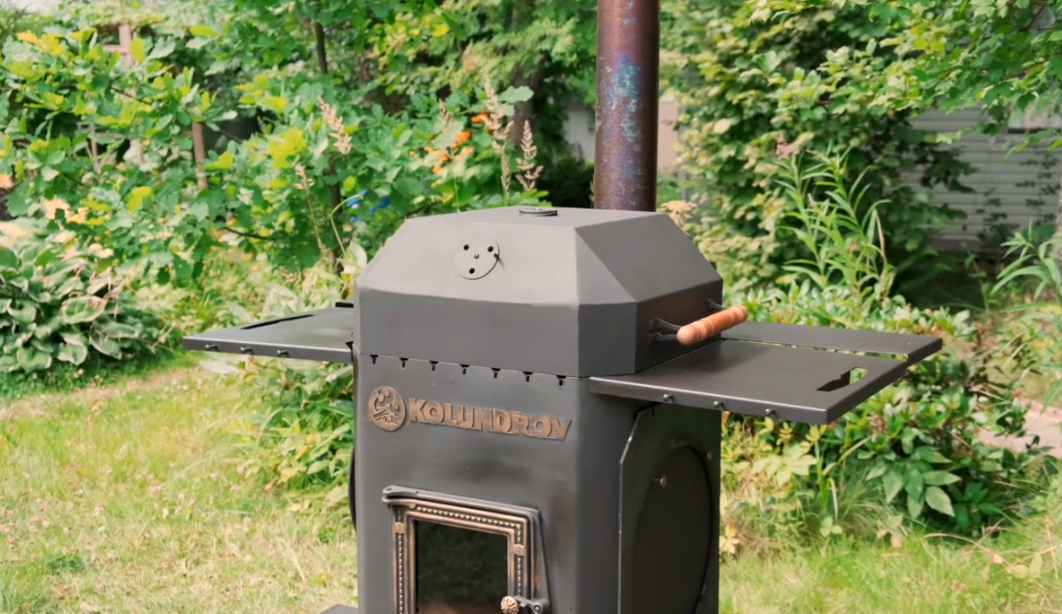 Садовая печь от KOLUNDROV. Крышка, решетка и щепа делают ее полноценной коптильней.