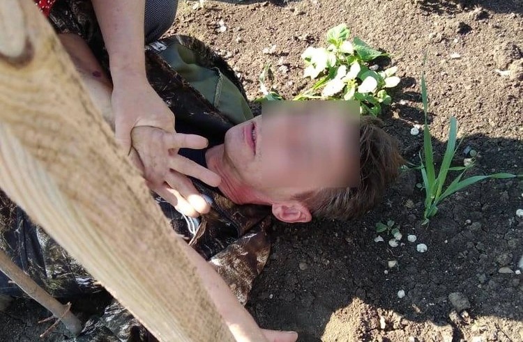 Женщины повалили злоумышленника на землю и связали веревками 