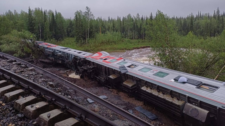 Проблемные места были найдены в 2,5 километра от места схода поезда Воркута — Новосибирск.