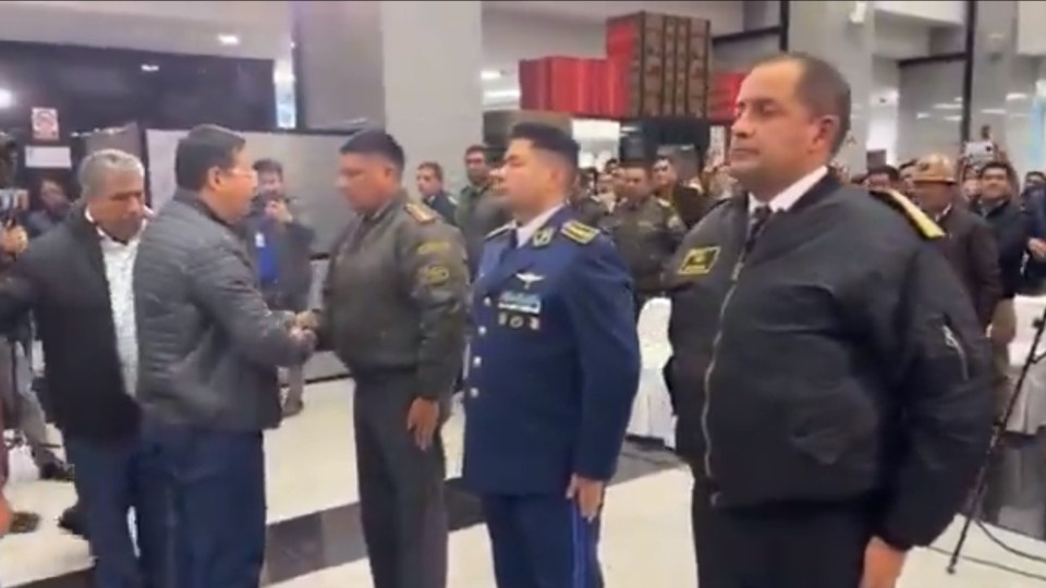 Президент Луис Арсе экстренно приводит к присяге новых командующих тремя видами вооруженных сил