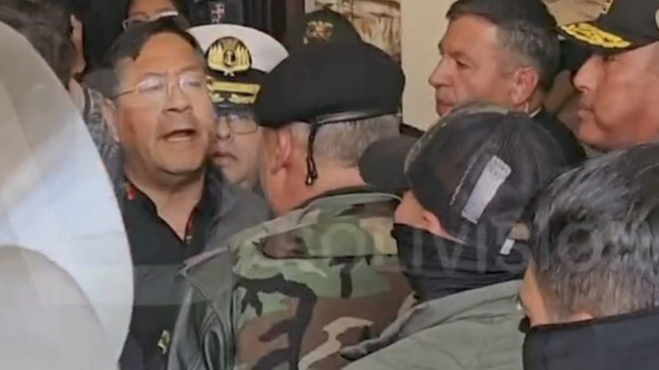 Президент Луис Арсе общается с заговорщиками