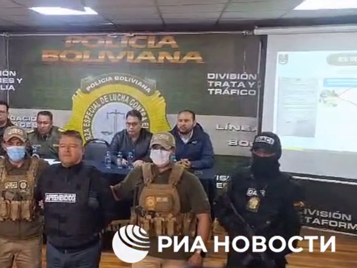   Глава МВД Боливии представил СМИ задержанного после попытки госпереворота генерала Хуана Хосе Сунигу