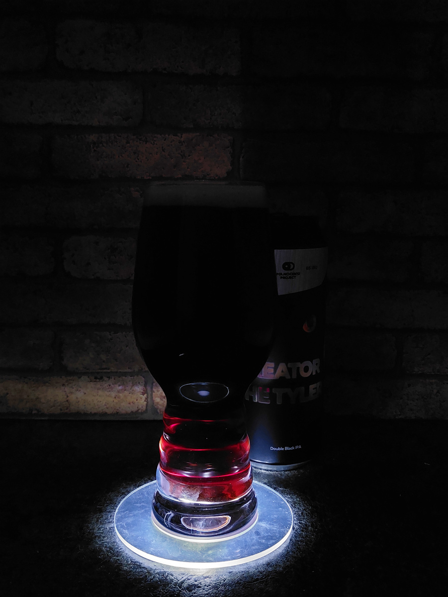 На просвет немного бьётся.