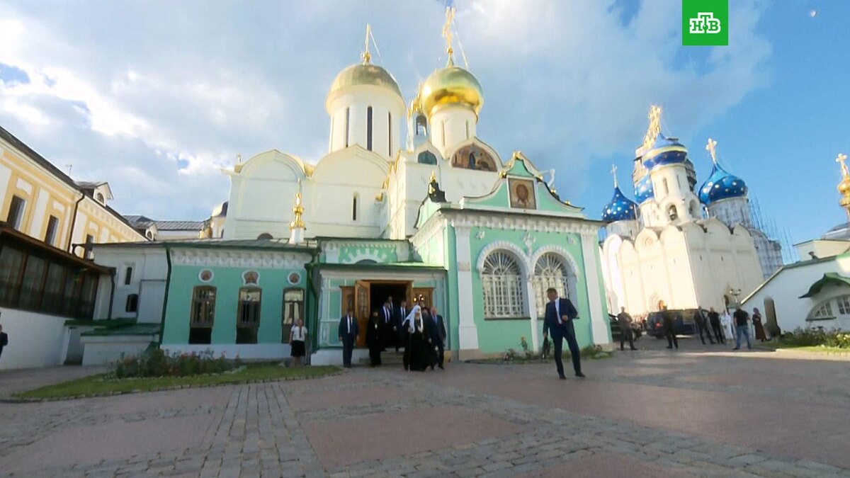   Путин прибыл в    Троице-Сергиеву    лавру и поклонился иконе «Святой Троицы»