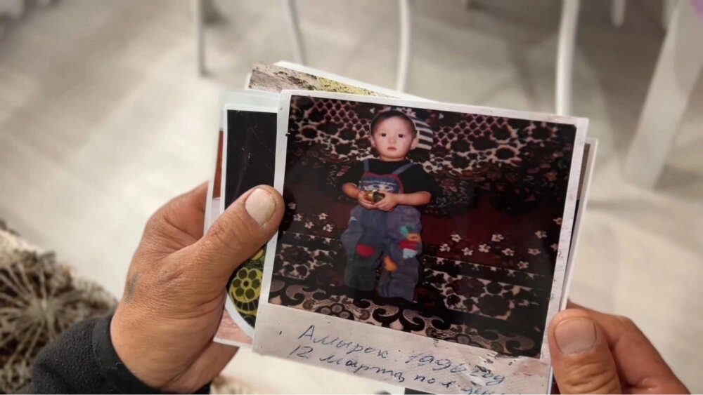    Амыр в детстве. Фото: Скриншот/ Кадр фильма «Дай ему сил, чтобы он победил»