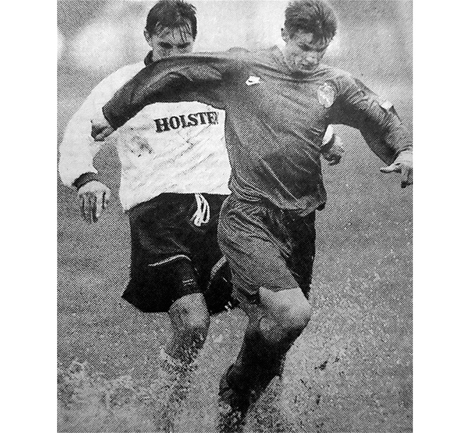 ЦСКА (Москва) - «Торпедо-Лужники» - 2:0. Торпедовец Олег Корнаухов (в белом) и армеец Сергей Семак.