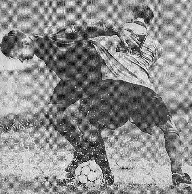 ЦСКА (Москва) - «Торпедо-Лужники» - 2:0. Армеец Эдагарс Янкаускас и торпедовец Алексей Савельев (№11).