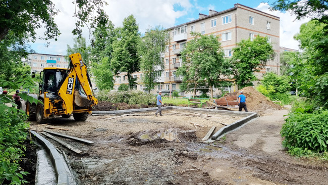 В ближайшие дни подрядчик будет укладывать во дворе многоквартирного дома на ул. Ситникова, 76 новый асфальт