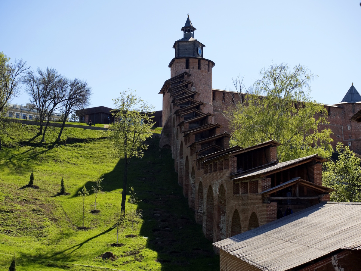 Часовая башня и стена Нижегородского кремля