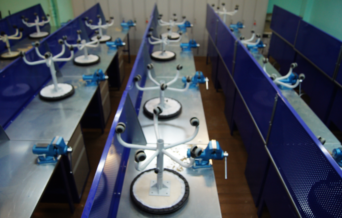 Фото верстаков в школьной мастерской.