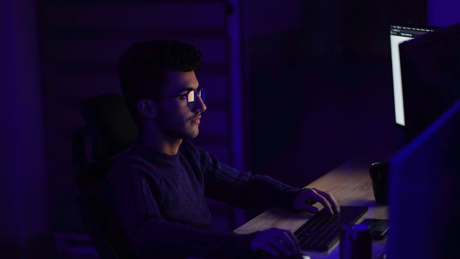Почему опасно сидеть перед экраном ночью?