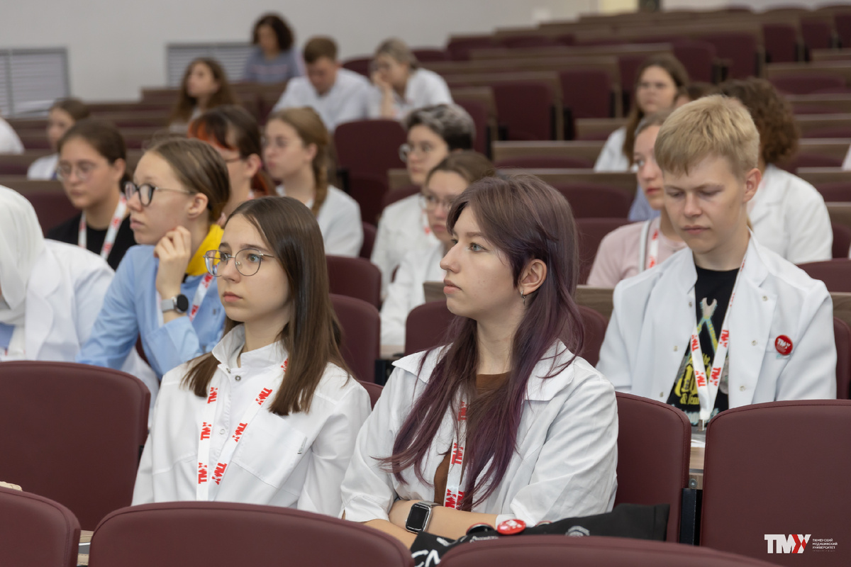 Ребята внимательно слушают лекцию