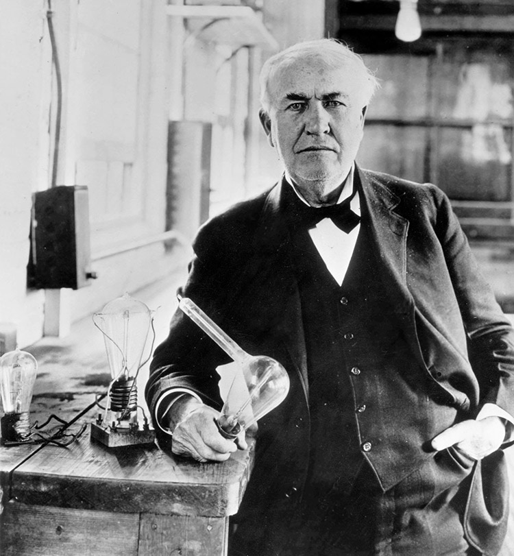 Томас Эдисон держит электрическую лампочку. Источник фото: https://www.historyhit.com/thomas-edison-invention