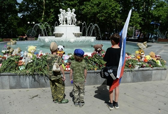    Дети возле стихийного мемориала в Комсомольском парке имени Марии Байды в Севастополе