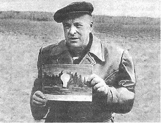 Ф.Ю.Зигель на месте предполагаемого места посадки НЛО с рисунком очевидца