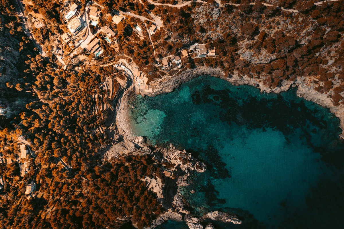 Дейя и близлежащие поселения полюбились знаменитостям, так что в качестве еды и обслуживания в местных ресторанах можно быть совершенно уверенным. Источник: Redcharlie Redcharlie1 / -tNtqJ8uGMUk Unsplash