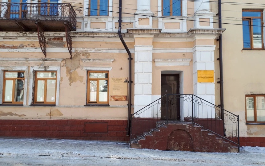 Фасад колледжа точно требовал ремонта - фото из местных пабликов.