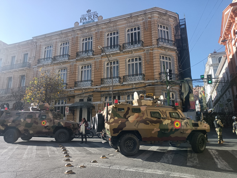 Военные использовали для штурма президентского дворца бронетехнику. Фото: Luis Gandarillas/EPA/ТАСС