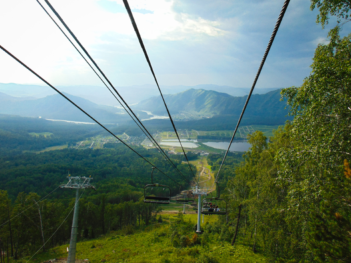 Фото сделано летом 2019 года, как видите тогда ещё была кресельная канатная дорога. 