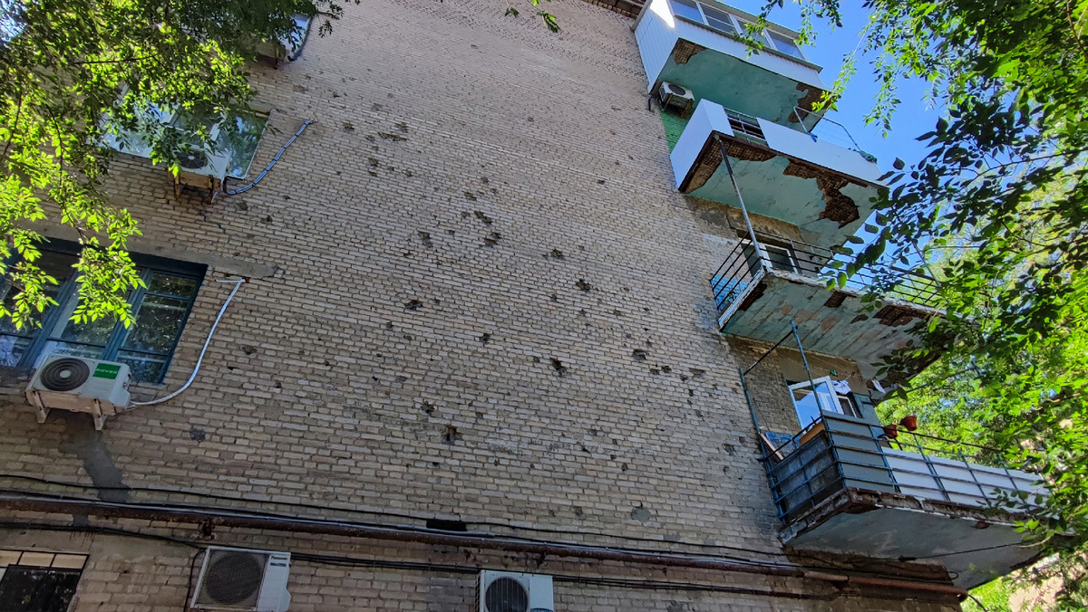 Следы от разрыва снарядов на Доме-гиганте №2 со стороны улицы Профсоюзная.