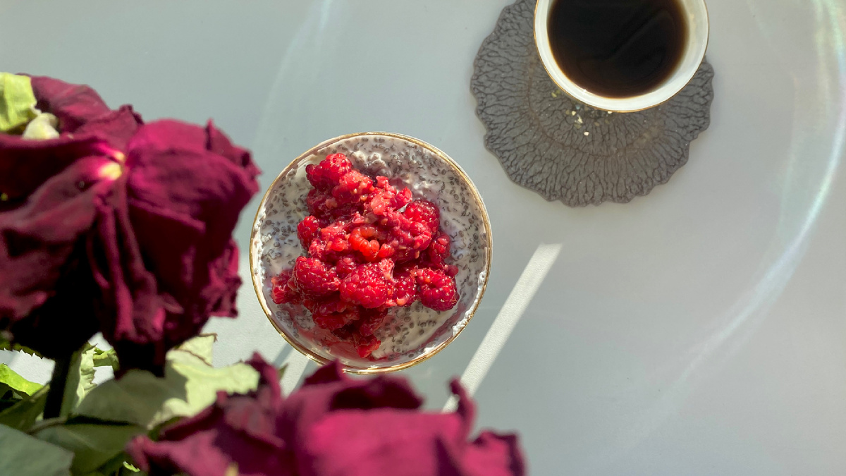 Поджаренной корочки на продуктах в моём рационе уже давно нет, зато есть чиа-пудинг на завтрак, без термической обработки :) рецепт оставлю в конце статьи