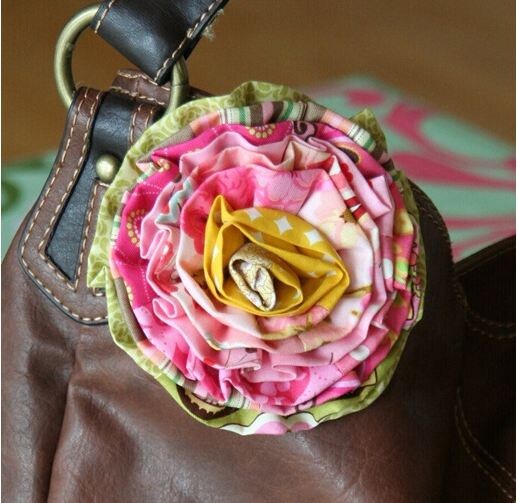    Цветок из лоскутных полос   
Источник: «Cluck Cluck Sew»