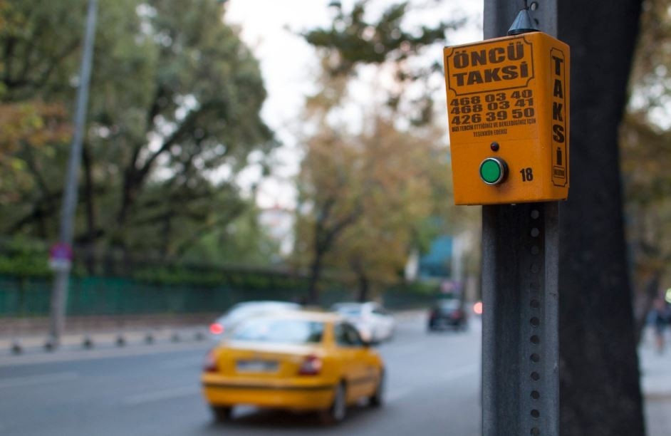 Вот такая кнопка. Просто нажимаете и ждете. Через 5-7 минут за вами приедет машина