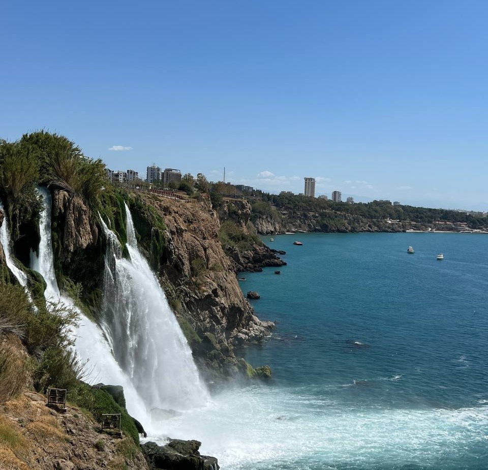 Красивый водопад в Анталье