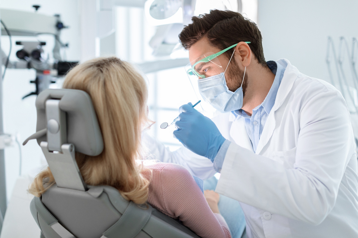 Визит к платному стоматологу (или к муниципальному, если требуется помощь, не покрываемая ОМС) предполагает существенные траты. Получение кредита на лечение зубов – обычная практика.