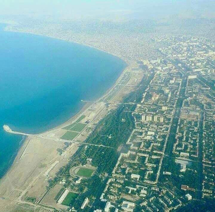 А Сумгаит на берегу стоит / А над ним завод СК коптит… (из дворовой песни тех лет)