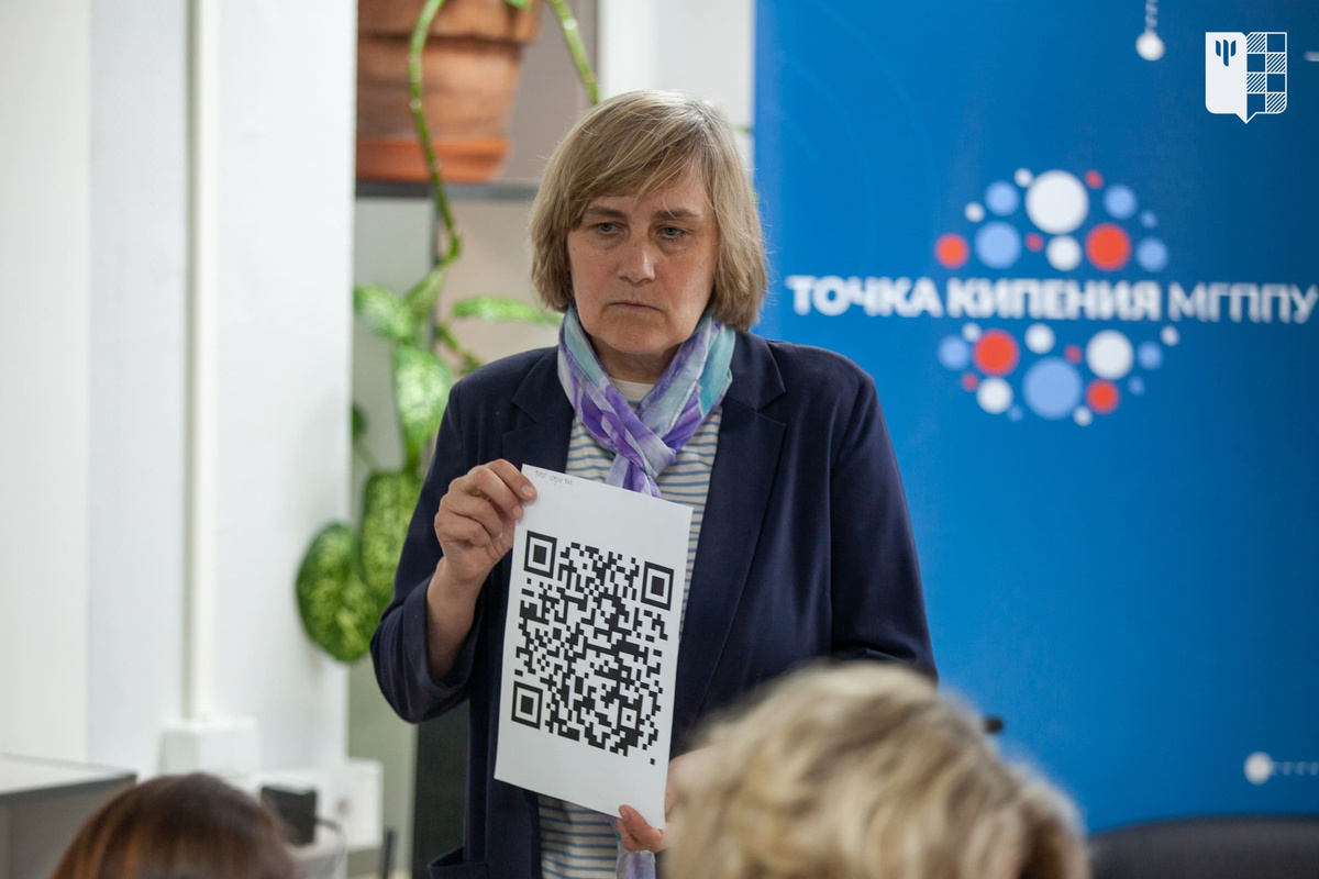 Фото 1. Березина Татьяна Николаевна, доктор психологических наук, профессор, кафедра научных основ экстремальной психологии МГППУ. Семинар «VR-технологии семинар: польза или опасность?» на дискуссионной площадке «Наука в публикациях: От идеи до практики» при поддержке Точки кипения МГППУ. 25 мая 2024 года.