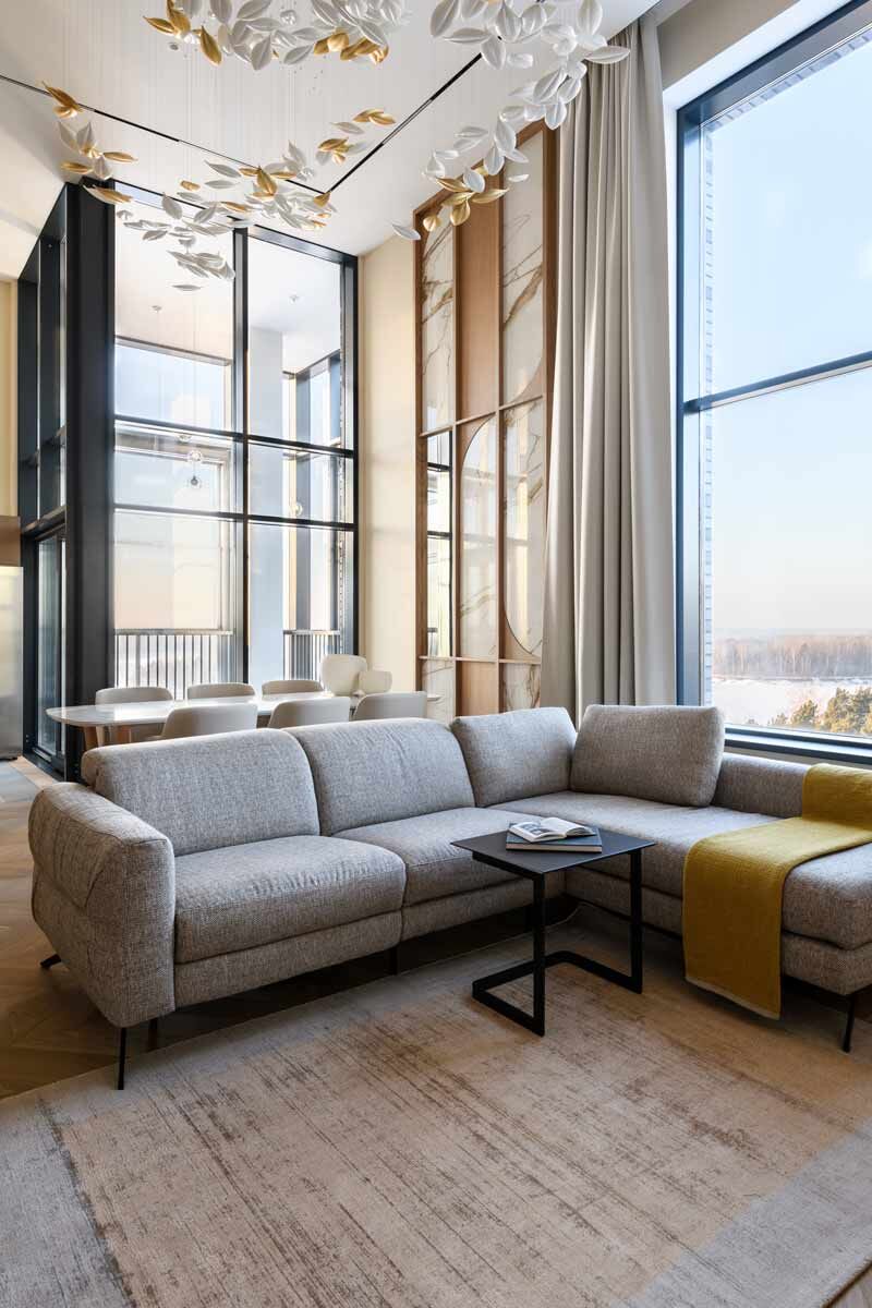 Интерьер общей зоны пентхауса. Панорамные виды из окон открываются на излучину реки Обь.