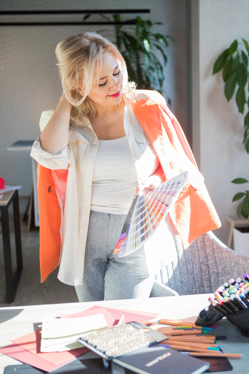 Дизайнер Евгения Хазова в студии дизайна, расположенной на территории эко-квартала Flora&Fauna