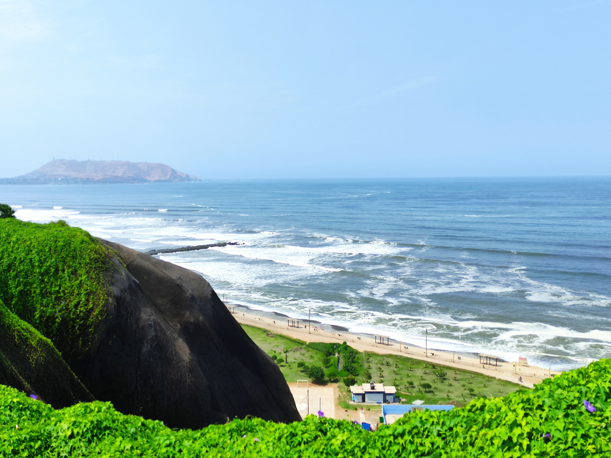 Вид на Тихий океан с набережной Лимы.