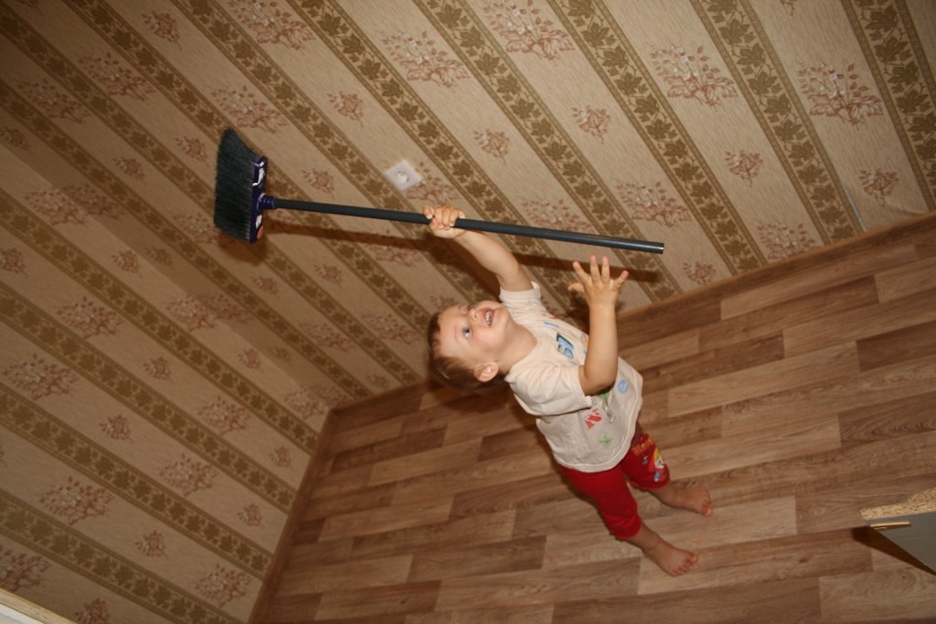 Старшая дочь помогает с ремонтом в квартире