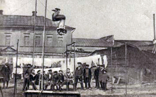 А. Сметанин исполняет сальто-мортале с первого на третий турник. Фото отсюда: http://www.ruscircus.ru