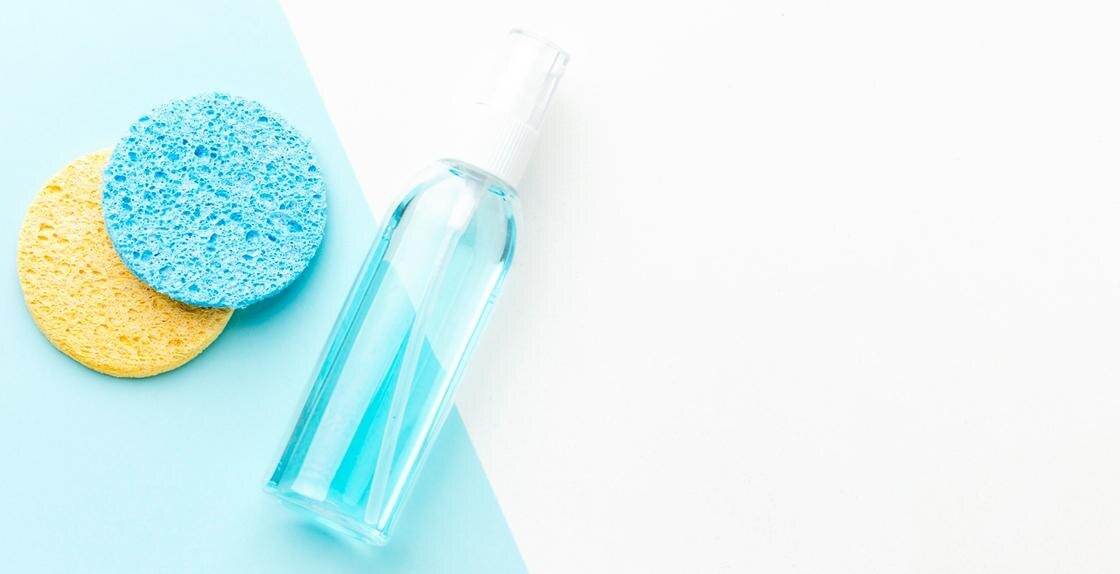    Мицеллярная вода и спонжи:Freepik
