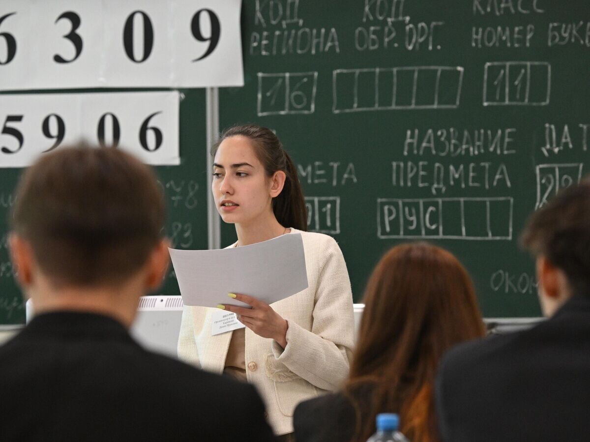    Учащиеся принимают участие в сдаче ЕГЭ по русскому языку© РИА Новости / Максим Богодвид