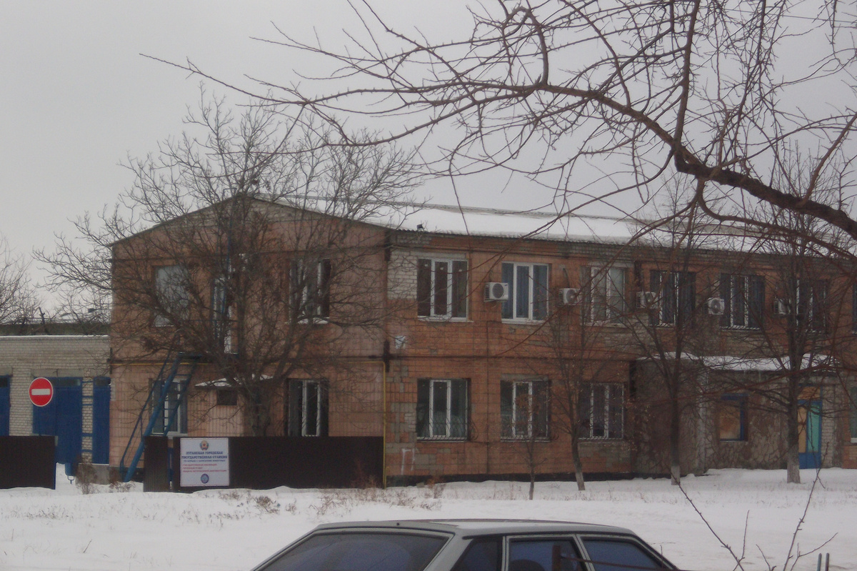 Здание с госсимволикой ЛНР. 2015 год. Фото из личного архива