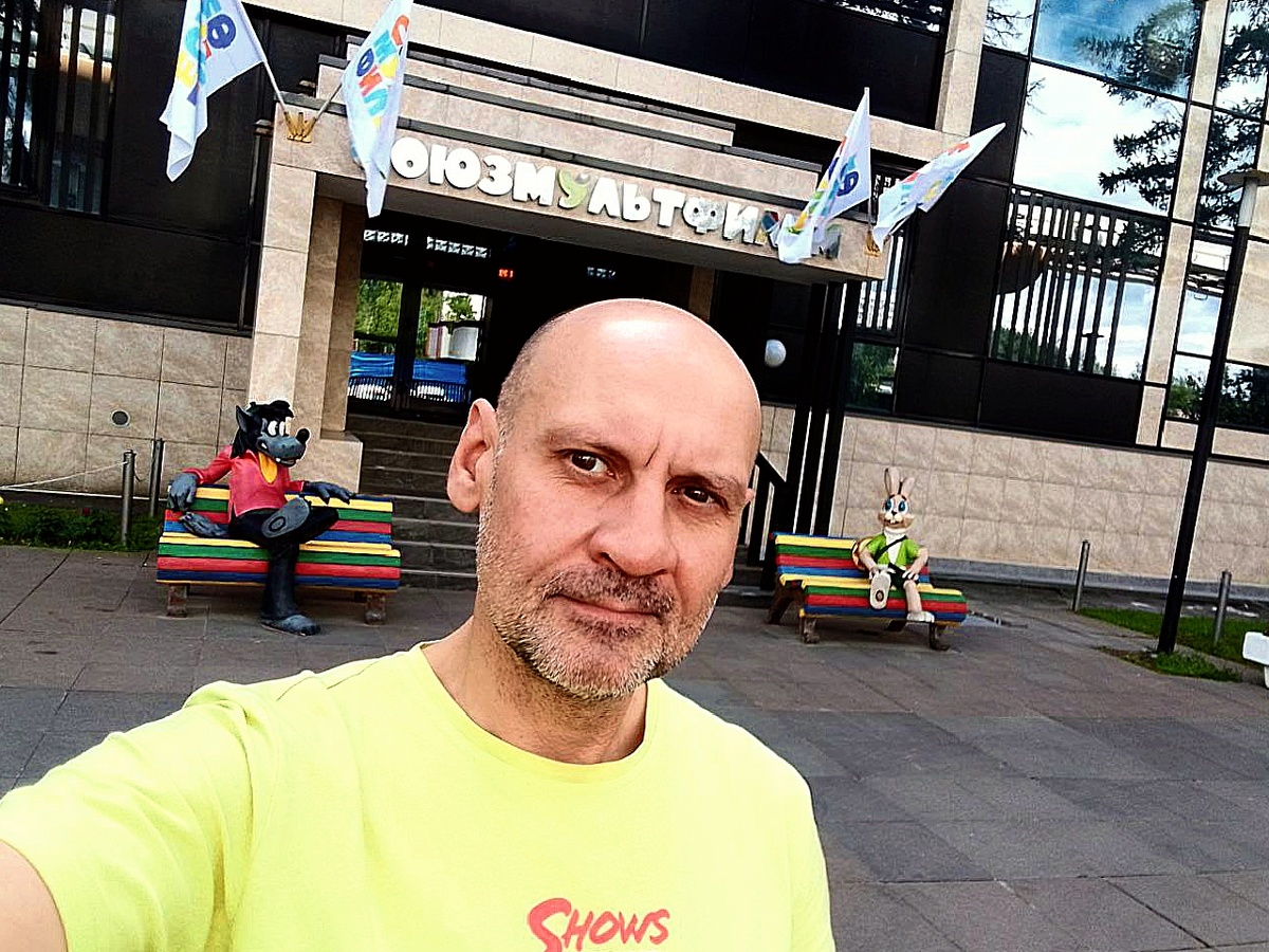 Да, уставший. Да, не бритый...  Ну а что же вы хотели? Тут даже волк свежее выглядит, хотя ему лет больше чем мне))